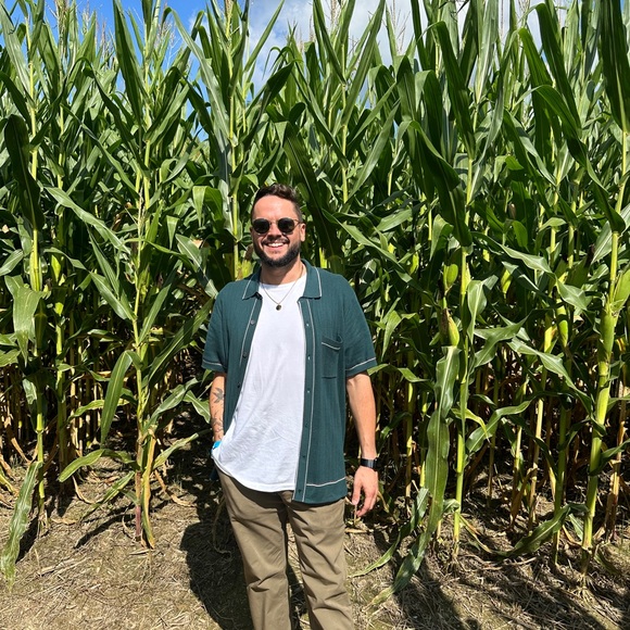 Hi, I’m Daniel. & my closet is way too full. - Picture 3 of 6